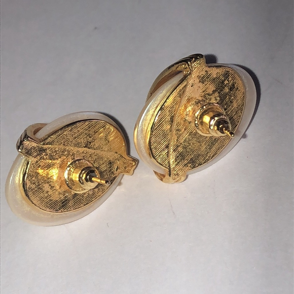 Elegant Vintage Gold Tone and Faux Pearl Earrings - Picture 4 of 4